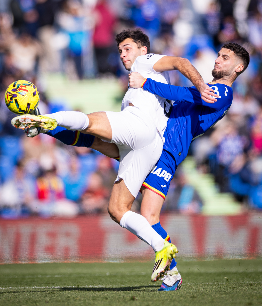 赫罗纳击败比利亚雷亚尔，西甲黑马姿态延续(赫罗纳vs西班牙人)